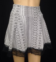 Falda de cintura con detalle de encaje 